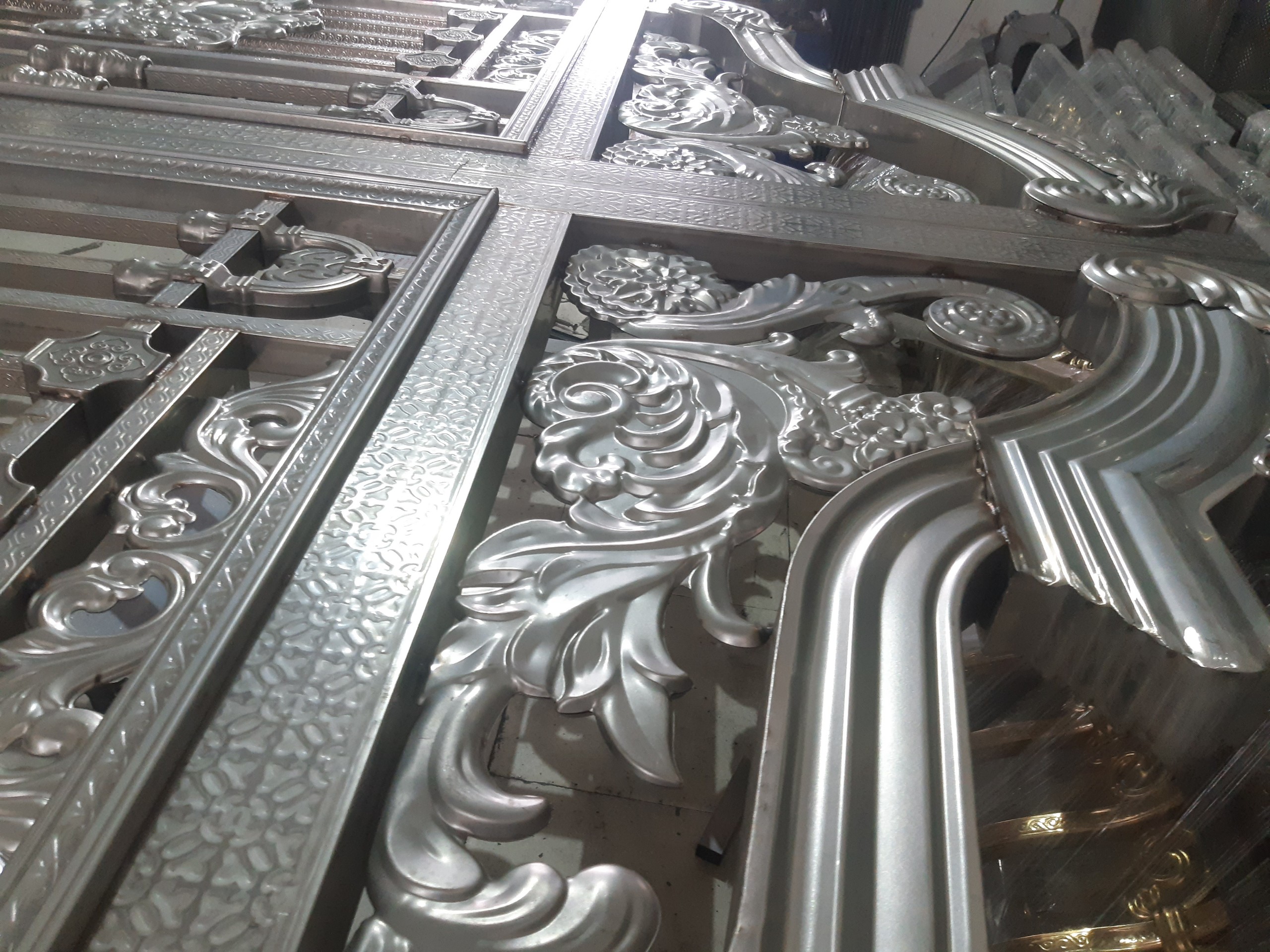 Sản Xuất Cổng Inox Sơn Nung