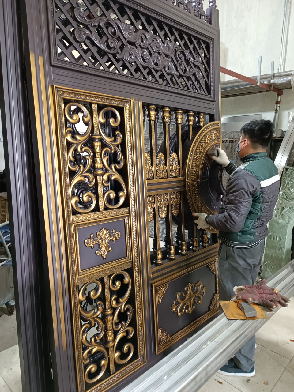 Lên Màu Cho Cổng Inox Sơn Nung